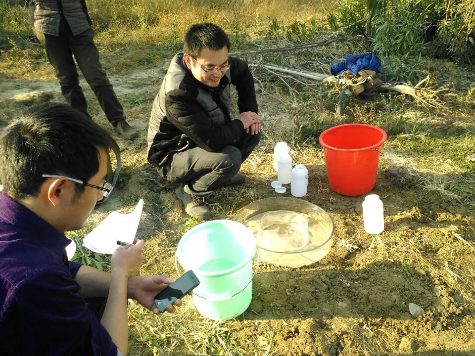 团队在做地下水评价渗水实验