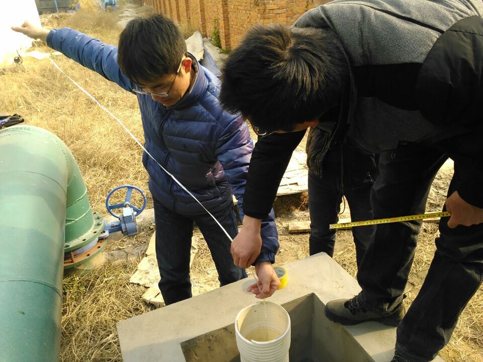 团队在做地下水评价渗透实验